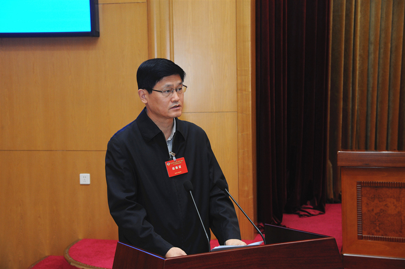 10伊春伊美区政协主席张荣赫作大会发言.JPG