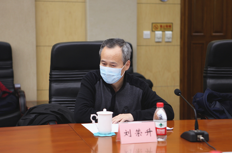 5黑龙江日报报业集团总编助理对参评作品进行点评.JPG