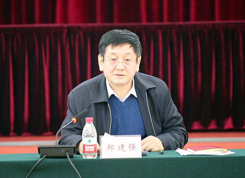 0省政协研究室主任郑建强主持会议.jpg