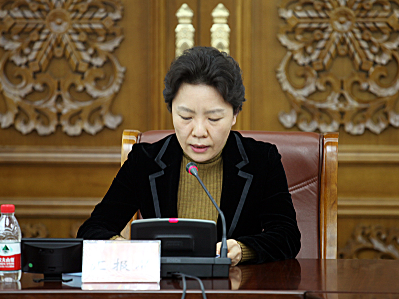 3、省政协副秘书长杨宏智汇报履职优秀委员表彰事项.JPG