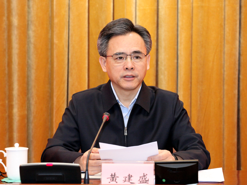 1、省政协主席黄建盛主持会议并传达学习习近平总书记在全国两会期间重要讲话精神.JPG