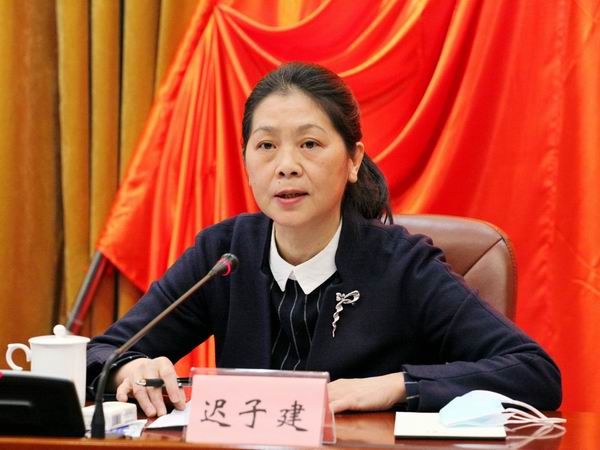 2、省政协副主席迟子建主持讲座.JPG
