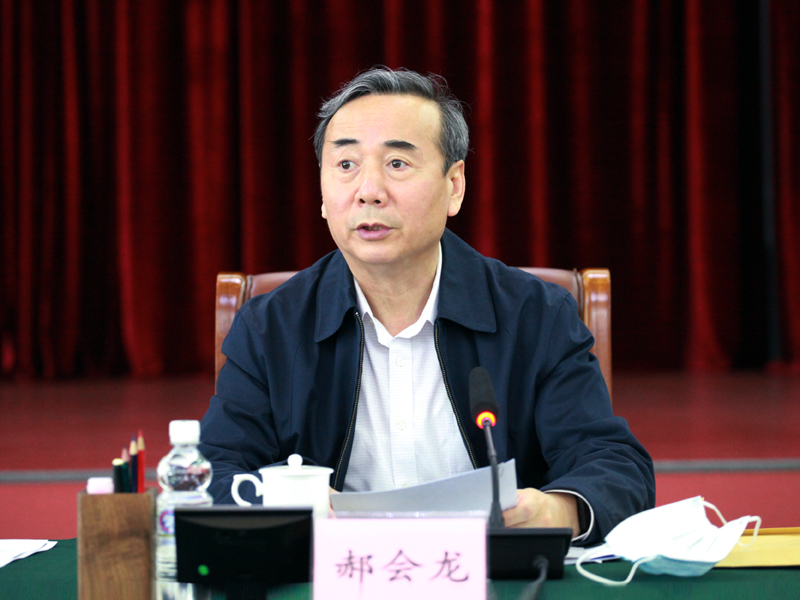 2、省政协副主席郝会龙主持会议.JPG