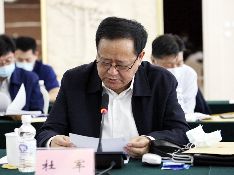 5、齐齐哈尔市政协主席杜军作汇报.JPG