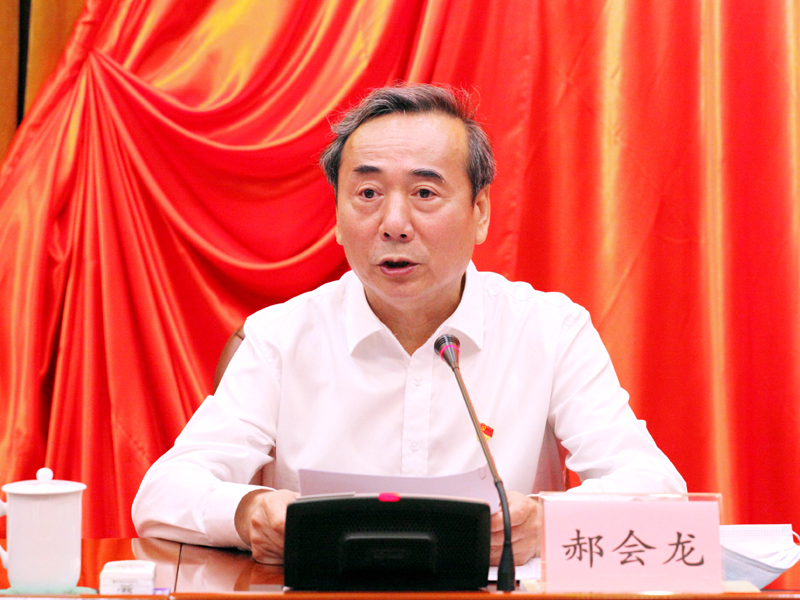 2、省政协副主席郝会龙主持报告会.JPG