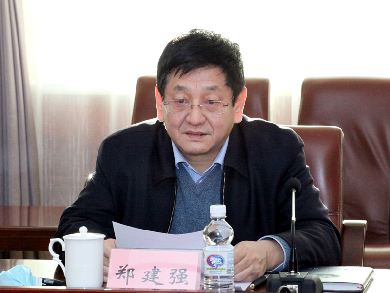 1、省政协研究室主任郑建强主持评选会议.JPG