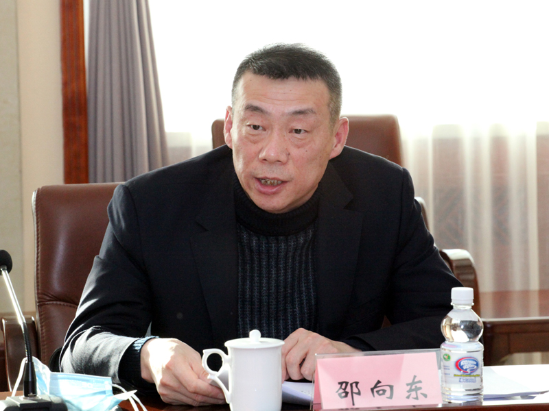 2、省政协研究室副主任邵向东介绍评选相关情况.JPG